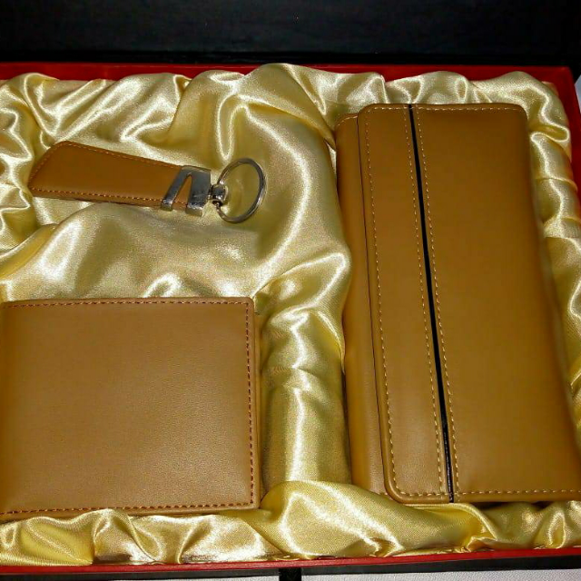 D.p 3piece Cow Leather Set.1xWallet+1xLadies Pouch+key Chain