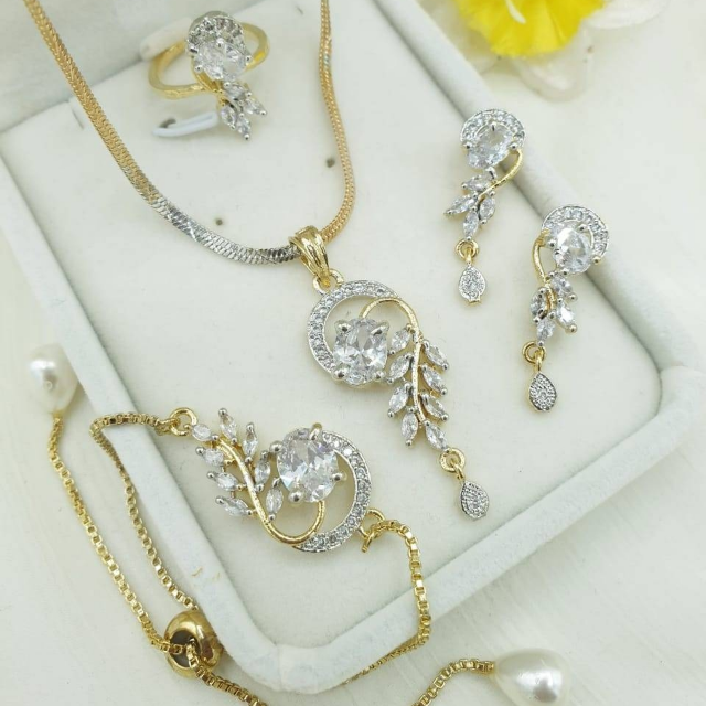 ☝️AD Locket Set
Zircon Stone
2Tone Polish
Adjustable Bracele