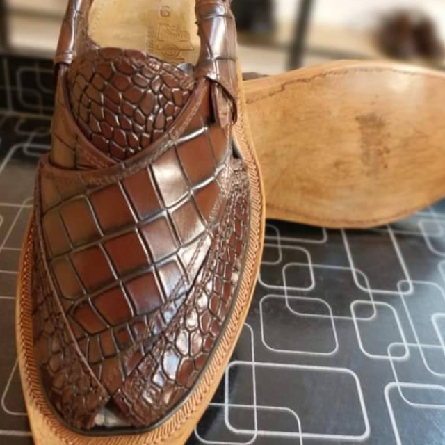 Texture Crocodile Norozi Chappal