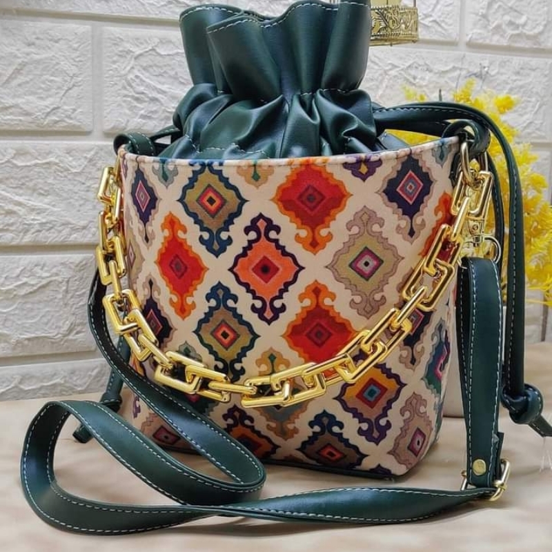 Bucket style hand bag