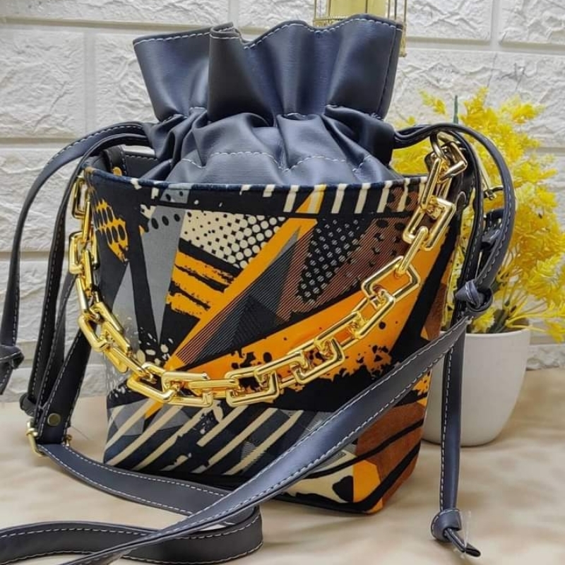 Bucket style hand bag