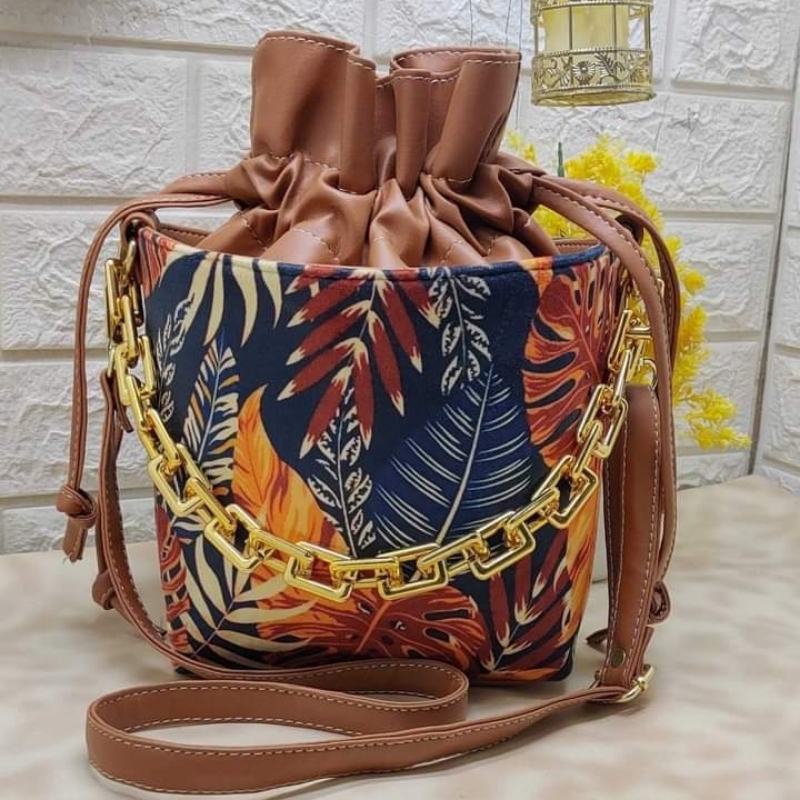Bucket style hand bag