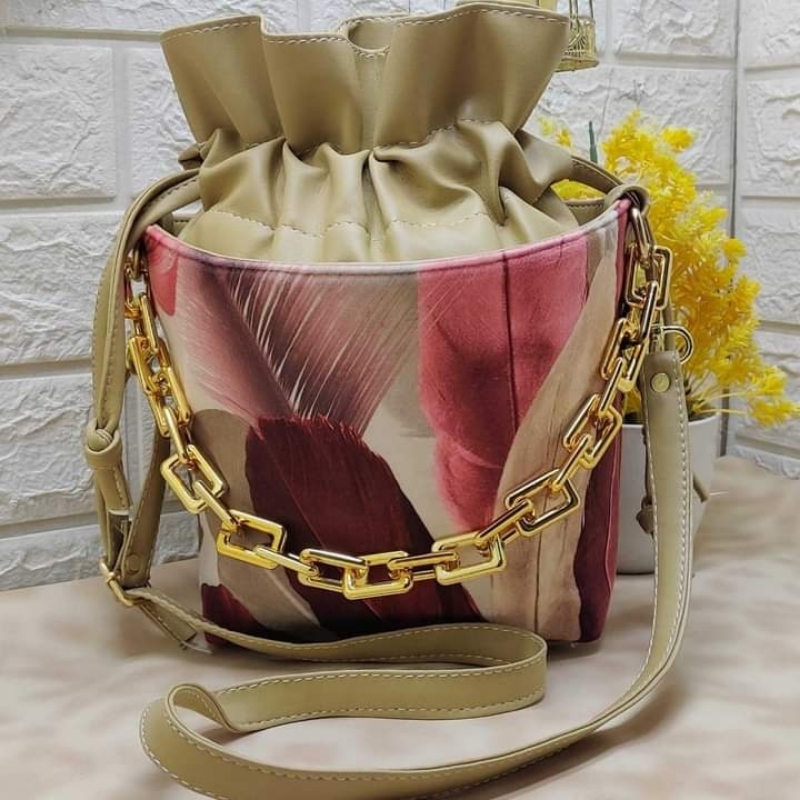 Bucket style hand bag