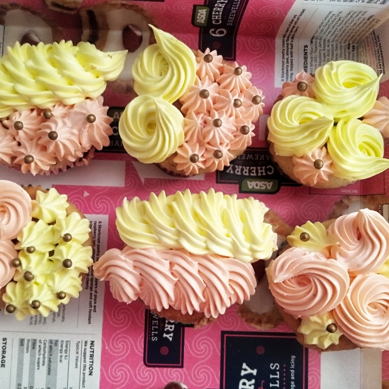 Box of 6 vanilla cupcakes