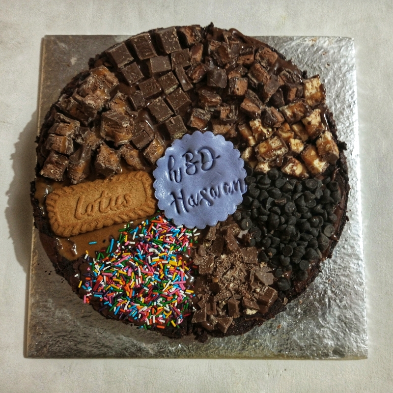Chocolate brownie pizza