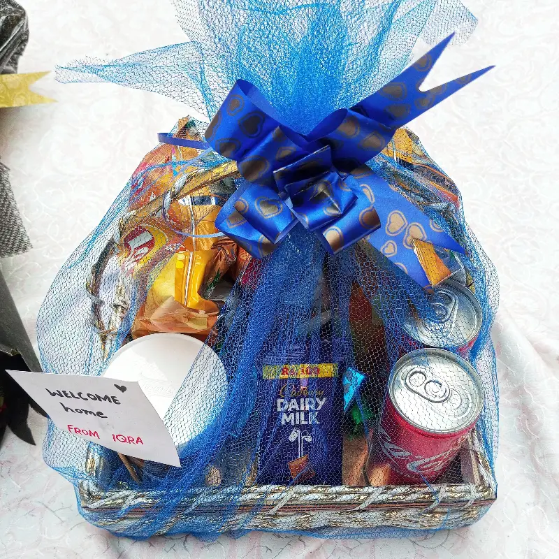 Cake With Gift Basket  & Fresh Bouquet