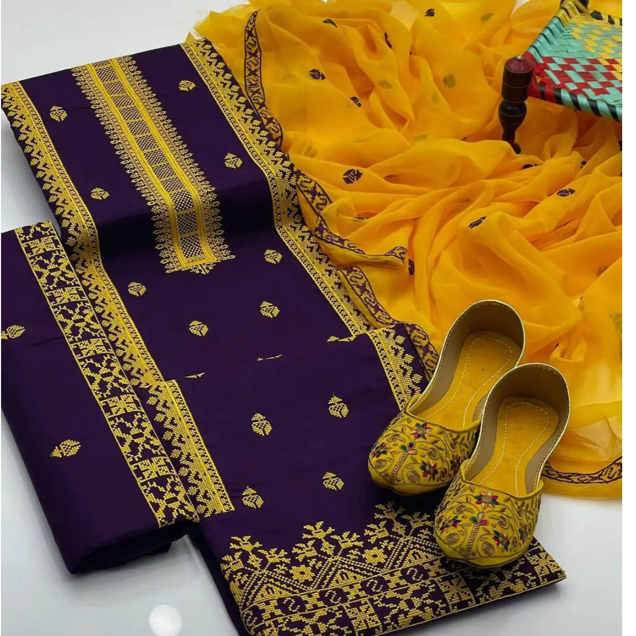 3 Pcs Women's Unstiched Lawn Embroided Suit