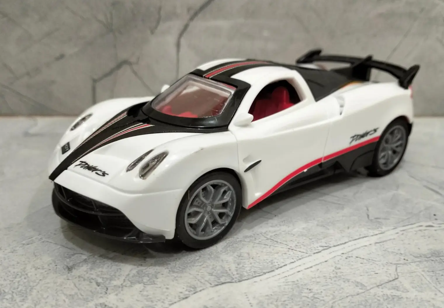 1:32 Scale Pagani Huayra ABS/Plastic Model Toy Car for Kids