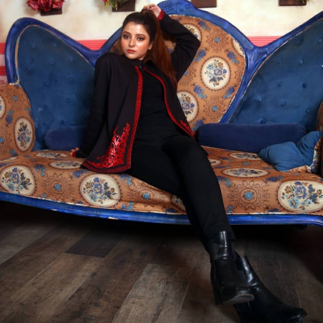 BLK & RED CORNER PRINT SHRUG spd 631